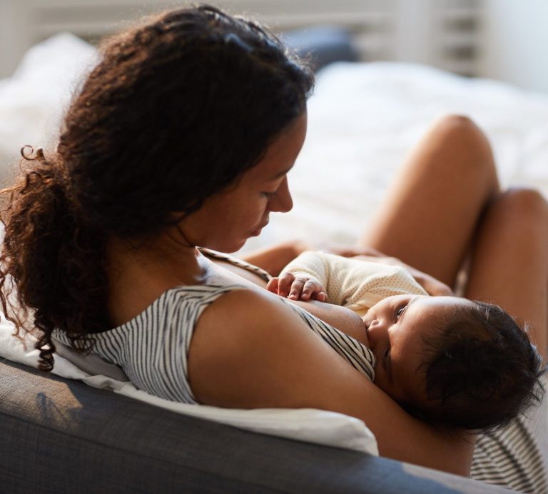 Mère et son nouveau né avec une sage-femme à la maternité Sage-femme souriante avec une mère et un nouveau-né à l'hôpital dans un cadre lumineux et accueillant.