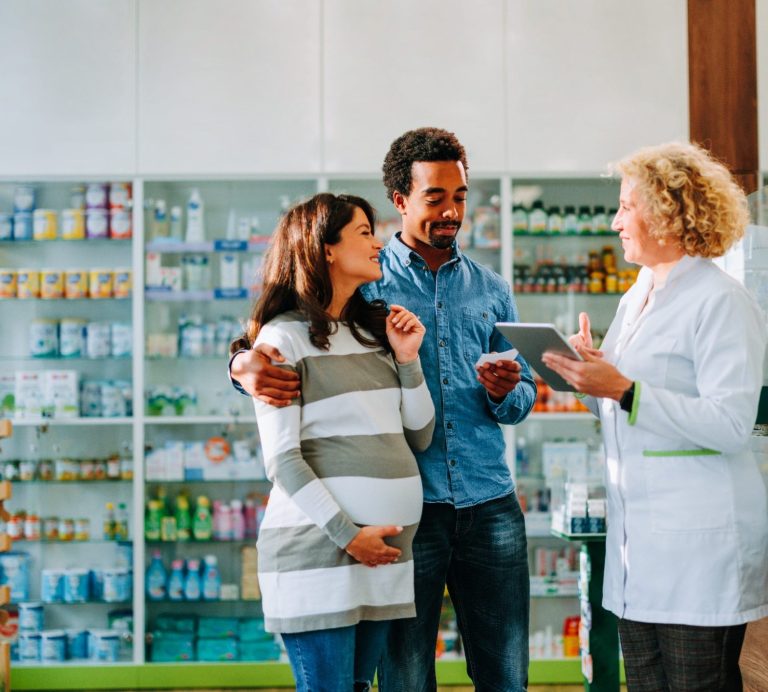 Mère et son nouveau né avec une sage-femme à la maternité Sage-femme souriante avec une mère et un nouveau-né à l'hôpital dans un cadre lumineux et accueillant.
